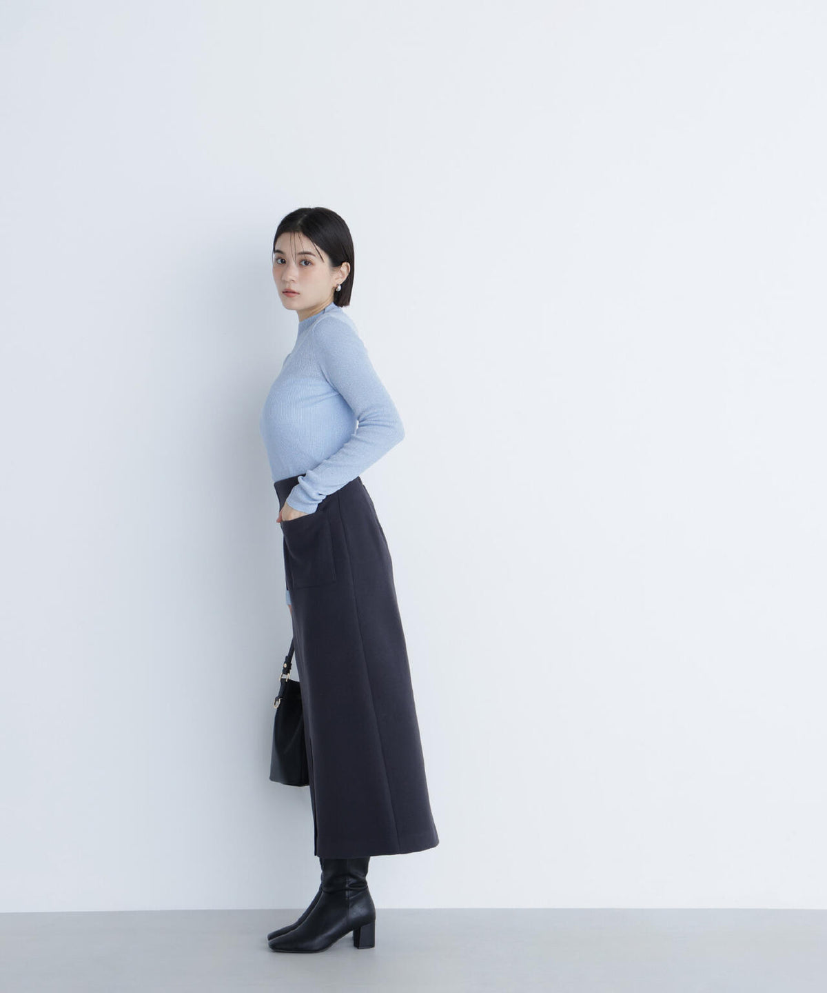 シャイニーハイネックニット