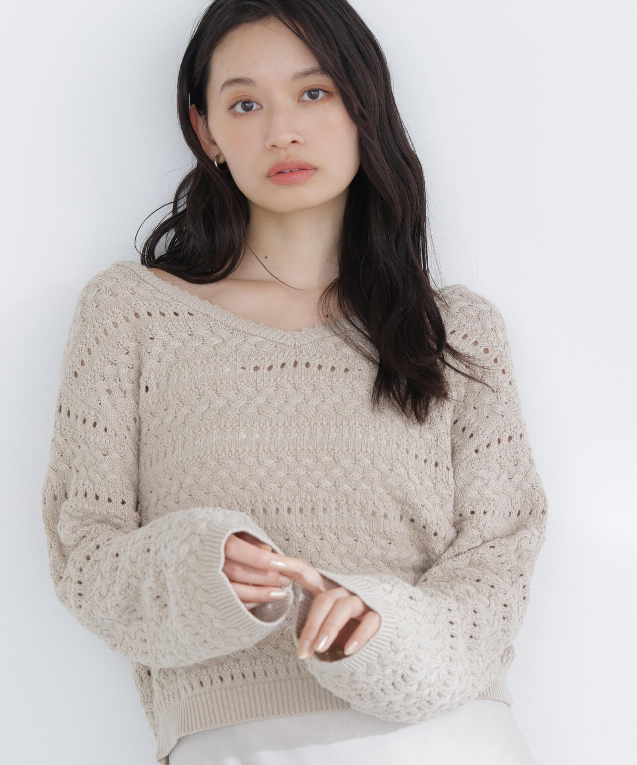 Vネック透かし編みニット