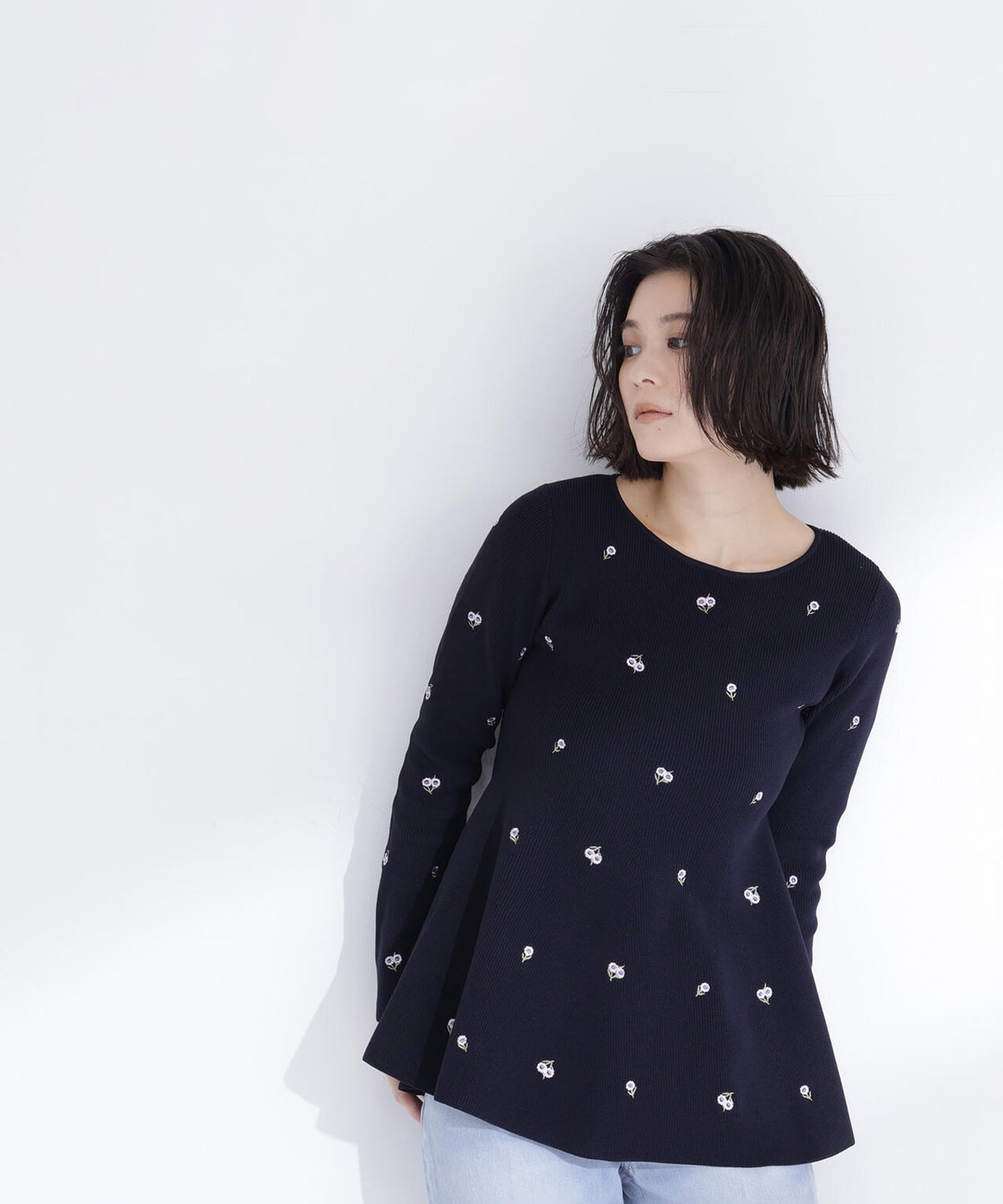 <一部店舗・aokivio.live 限定カラー:ネイビーベース2>刺繍ペプラムニット