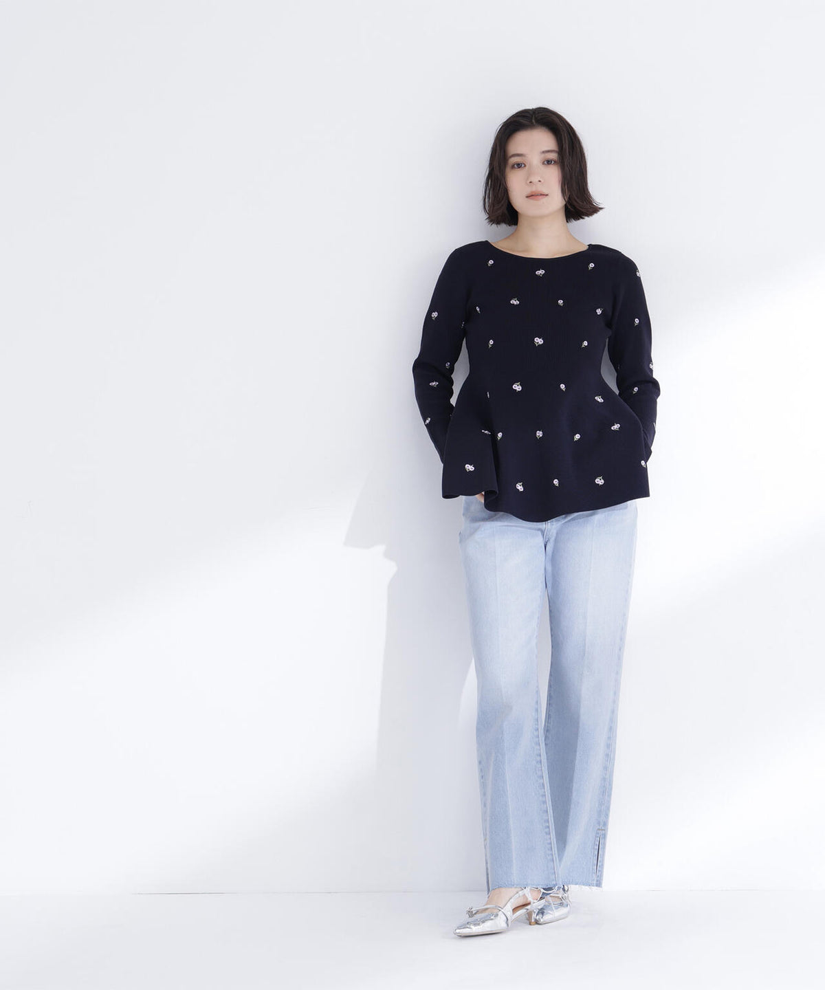<一部店舗・aokivio.live 限定カラー:ネイビーベース2>刺繍ペプラムニット