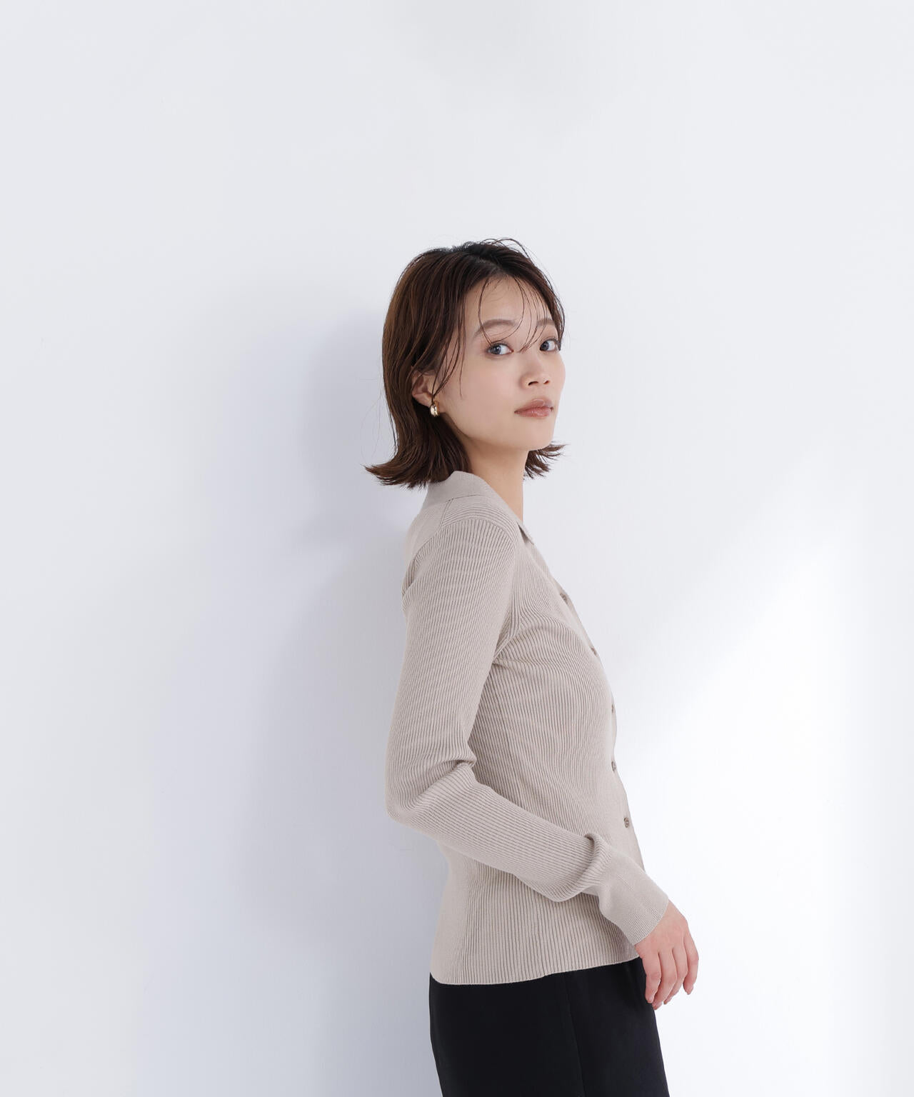 襟付Vネックリブニット