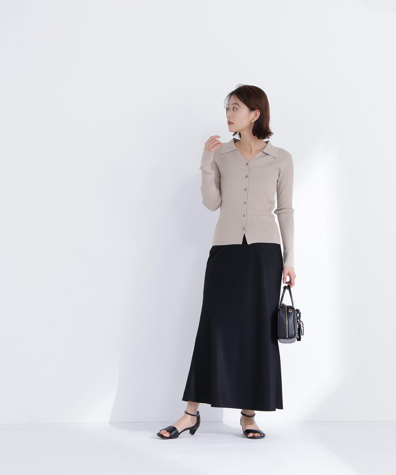 襟付Vネックリブニット