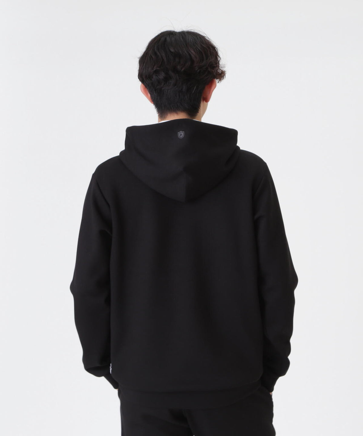 H:182cm/C:93/W:77/H:91 着用サイズ:5