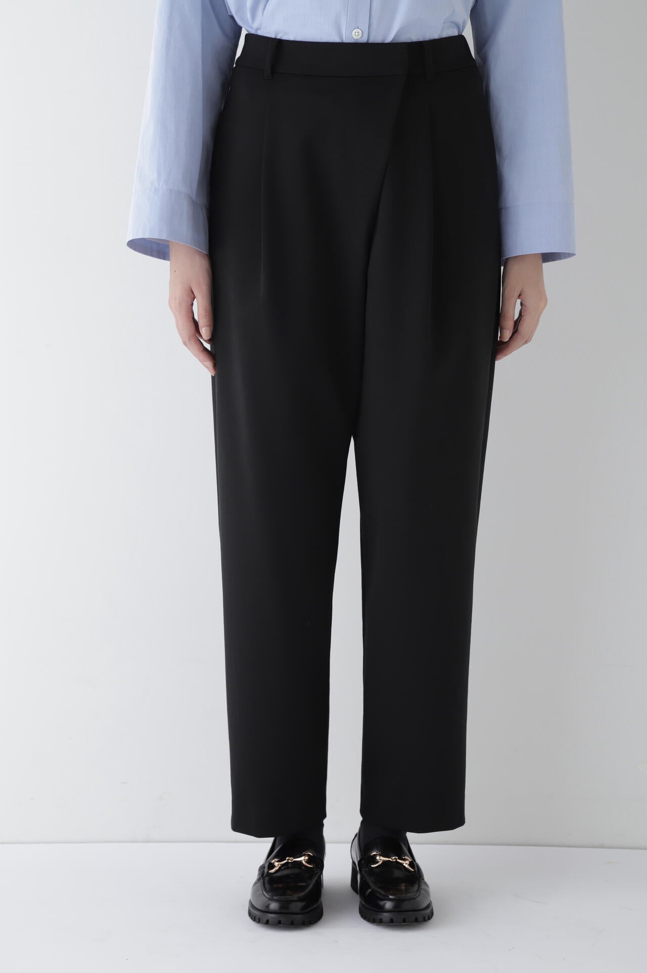 ストレッチポンチタックテーパードパンツ