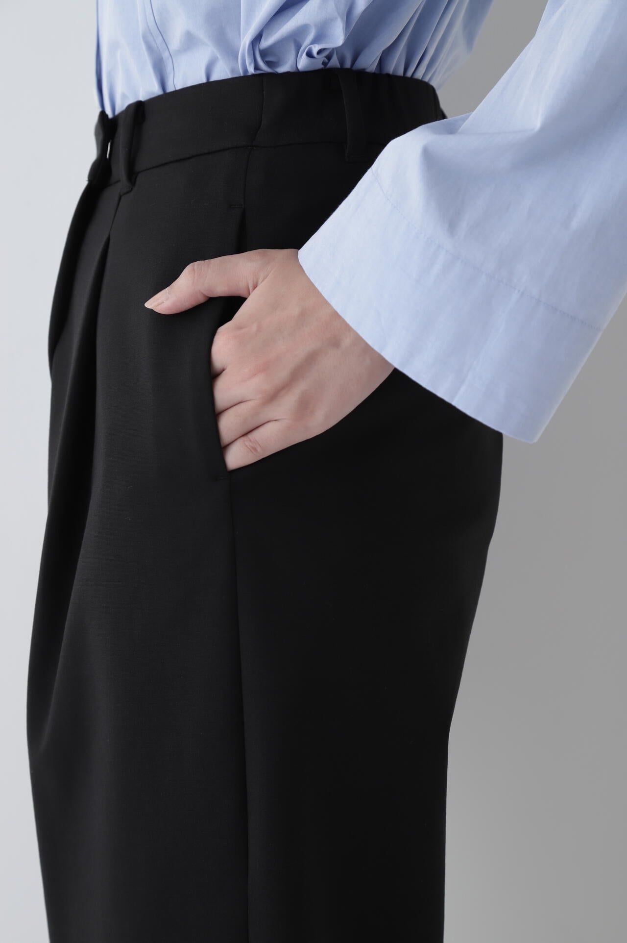 ストレッチポンチタックテーパードパンツ
