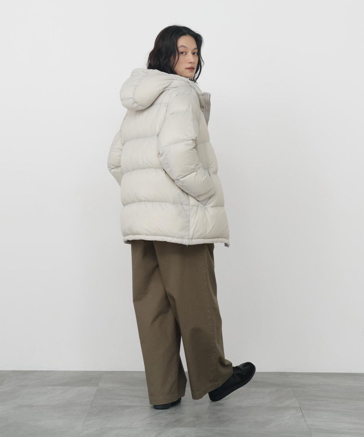 165cm/B:77cm/W:57cm/H:79cm 着用サイズ:M