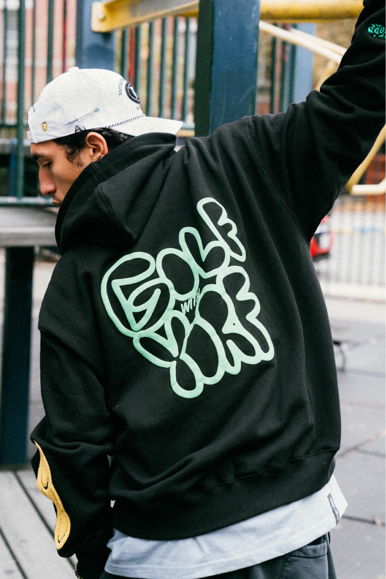 【YORF(ヨルフ)】ゴシックロゴフーディー