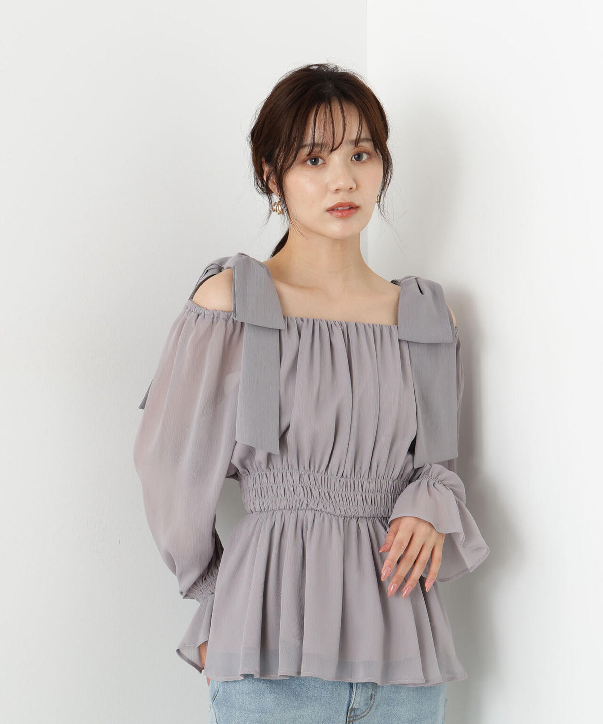 【松川星さん着用】ショルダーリボンシャーリングブラウス【グレー×ベルベット:official site限定】