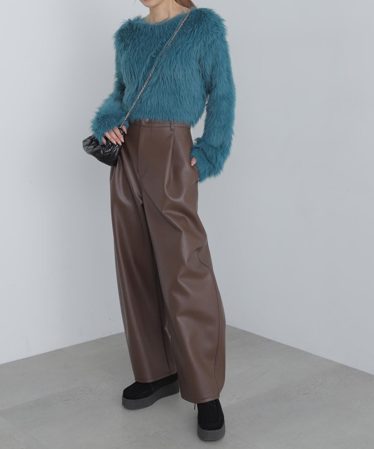 ショート丈ロングシャギーニット