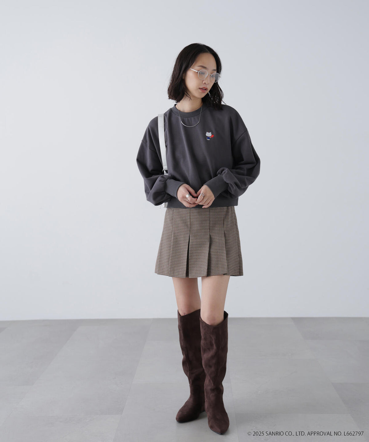 【HELLO KITTY】サンリオキャラクターズコラボ SHORT SWEAT ショートスウェット 胸KITTY×背面LOGO