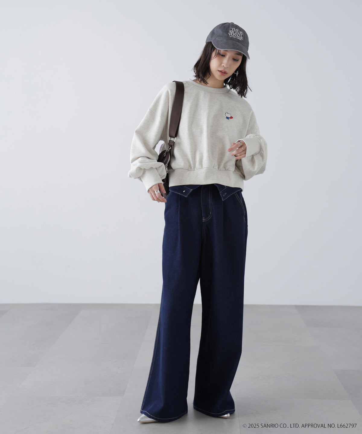 【HELLO KITTY】サンリオキャラクターズコラボ SHORT SWEAT ショートスウェット 胸KITTY×背面LOGO
