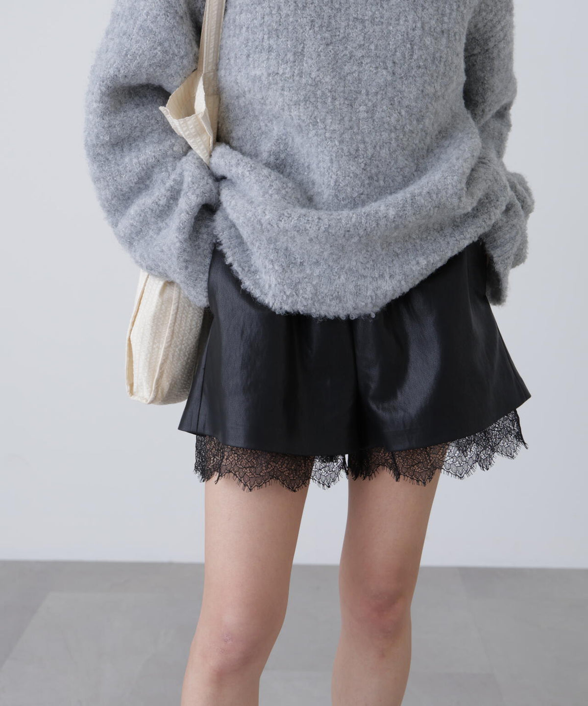 レースレイヤードエコレザーショートパンツ