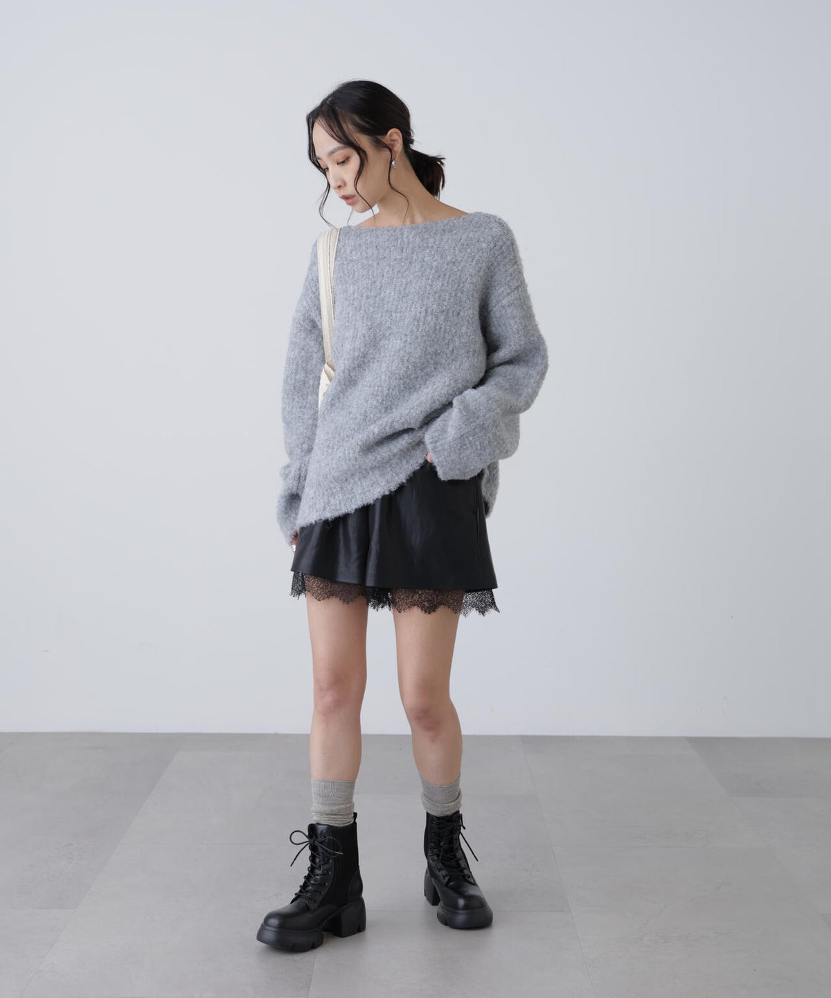 レースレイヤードエコレザーショートパンツ