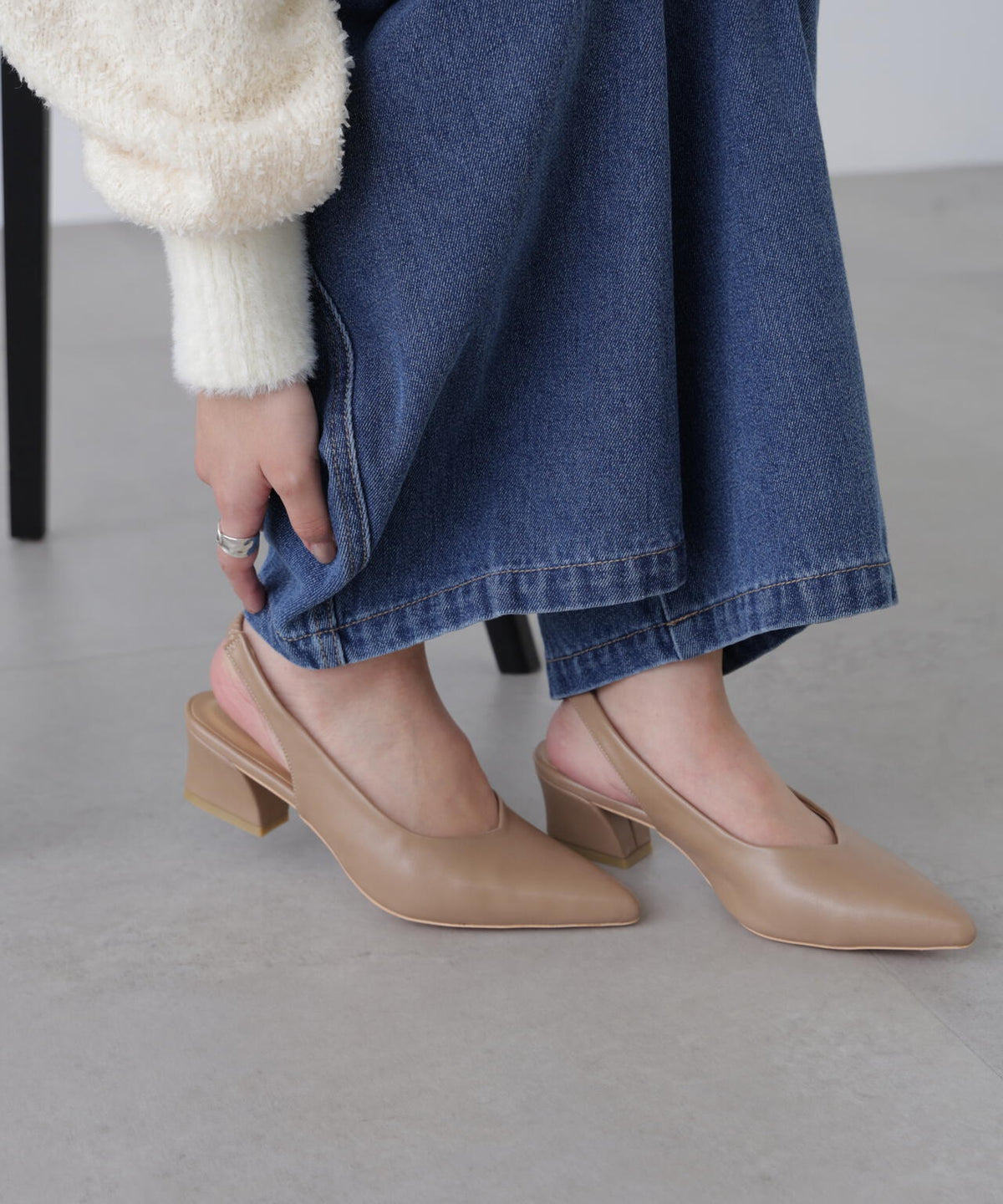 バックスリングパンプス