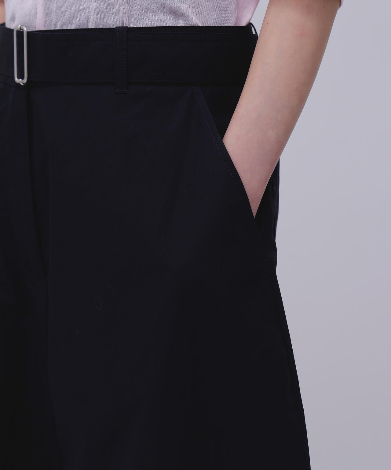 STUDIO NICHOLSON / LW NOISY COTTON BELTED ROUND LEG PANT