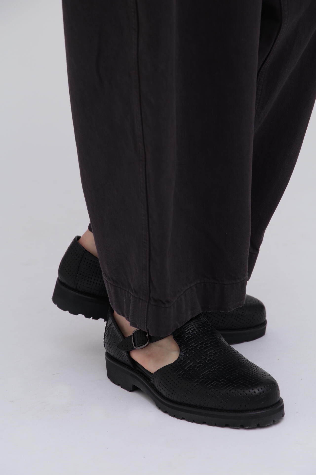 Tomo & Co / EMBOSSED CZECH GURKHA SANDAL
