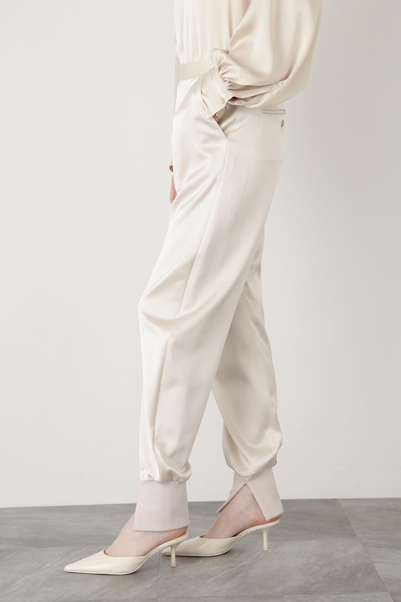 【TV着用】Curvy Jogger Satin Pants