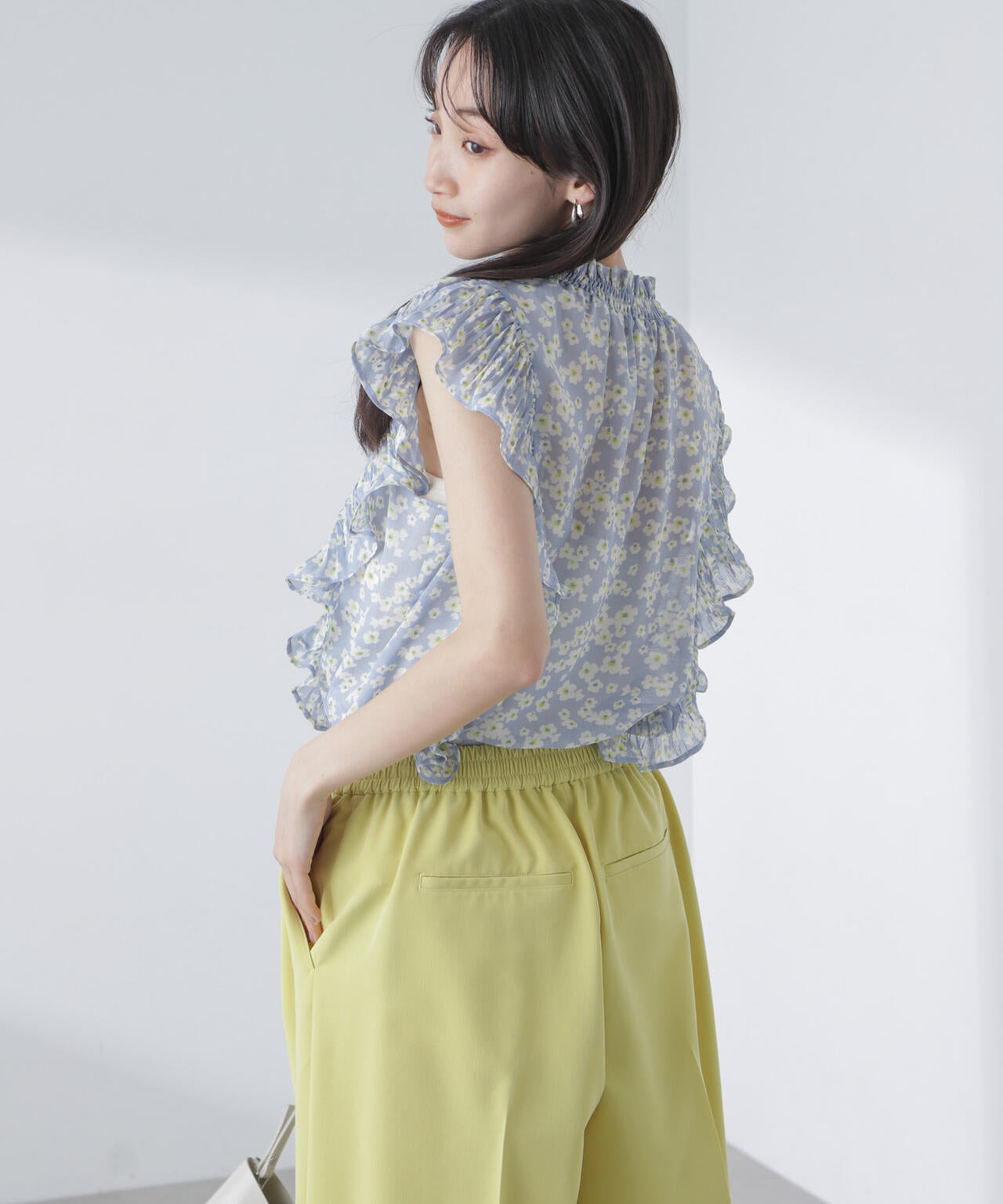 小花柄プリーツラッフルブラウス