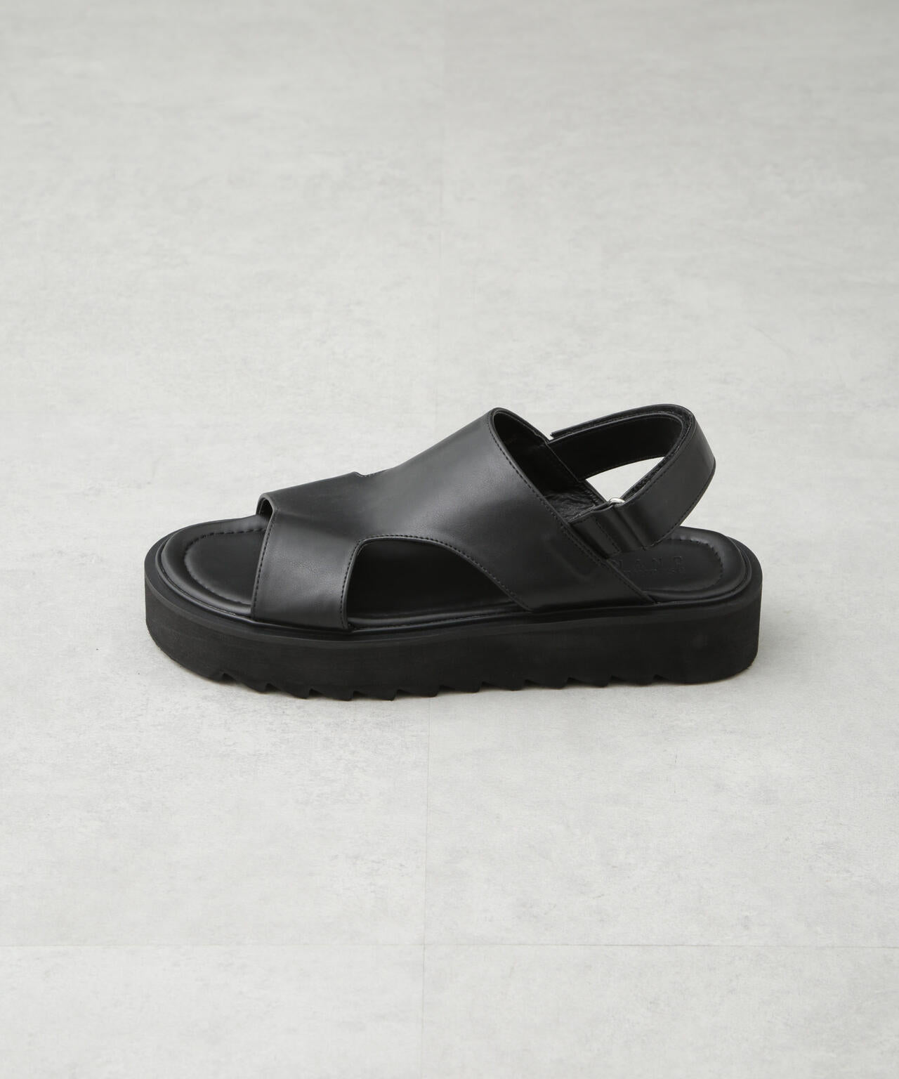 ライトウェイトストラップサンダル