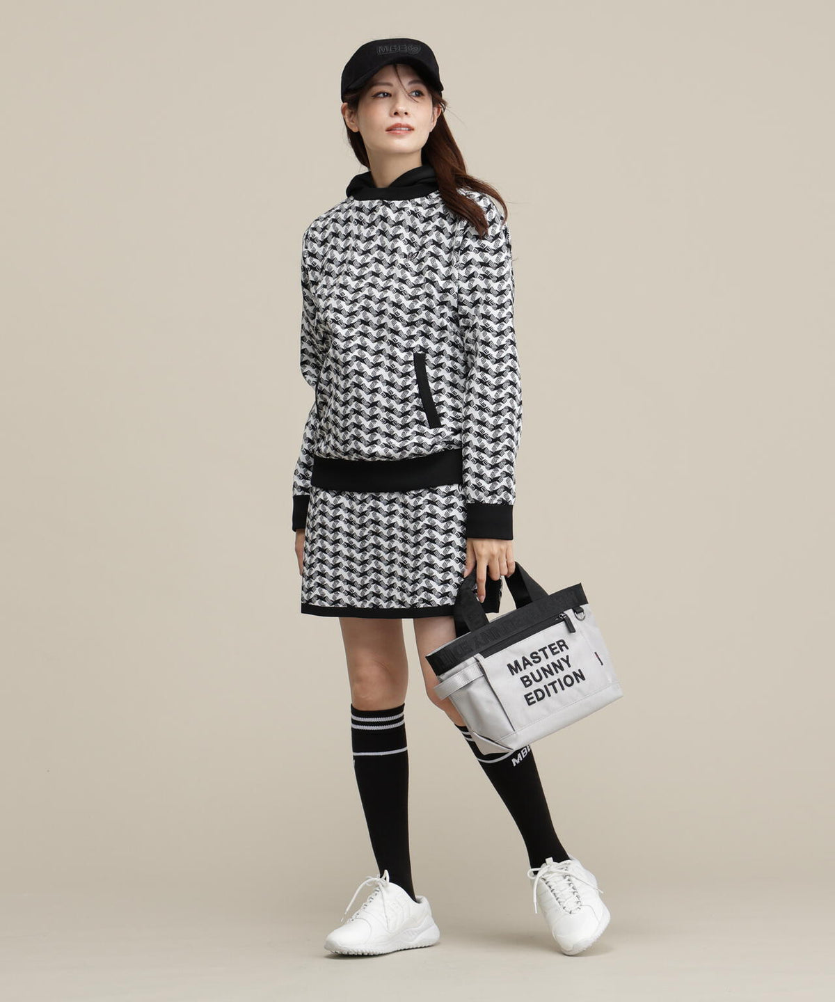 Height : 160 Bust : 80 Waist : 58 Hips : 83 着用サイズ:1