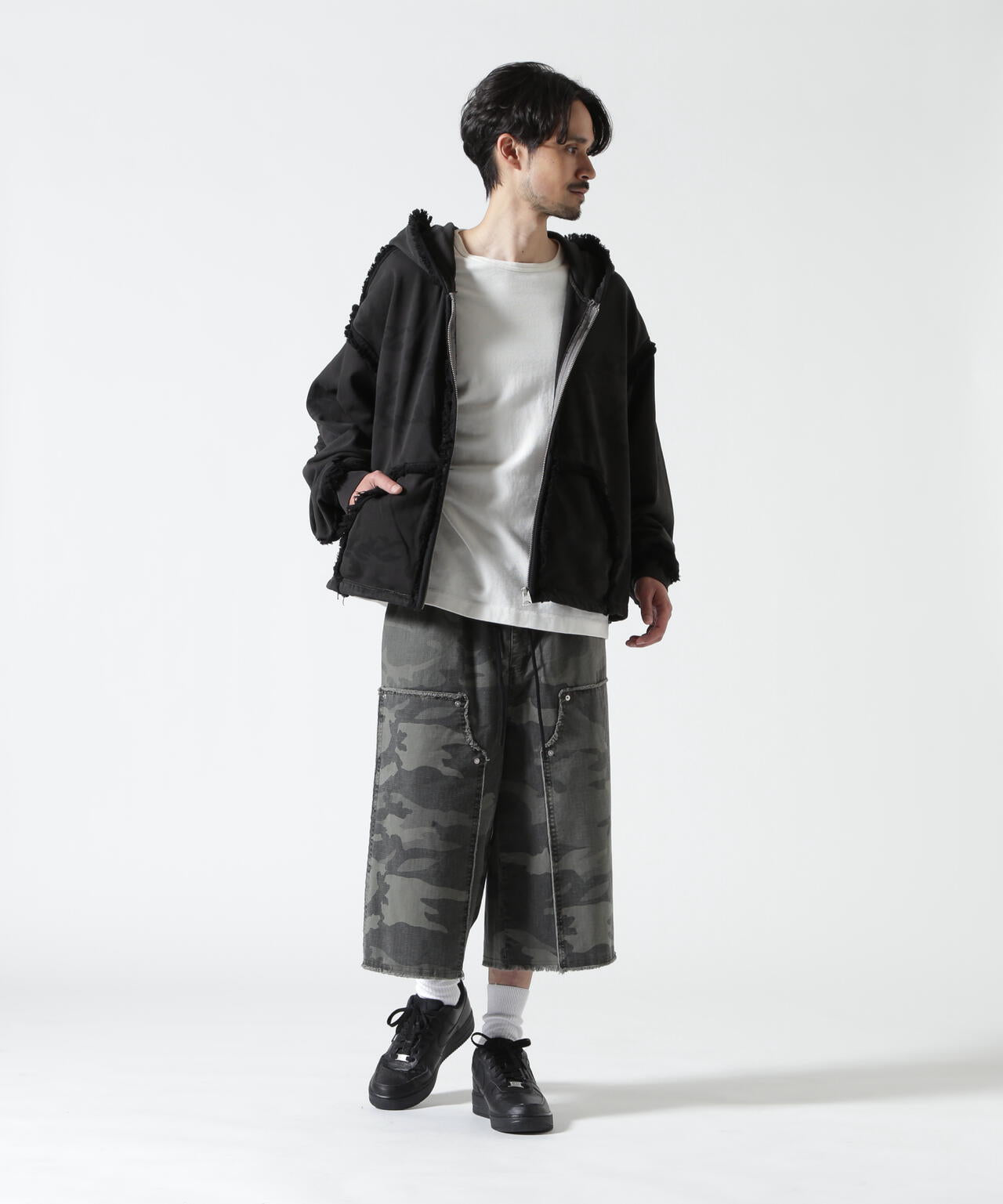 Height 178 Chest 92 Waist 76 hips 95 Shoes 27.0 着用サイズ:L