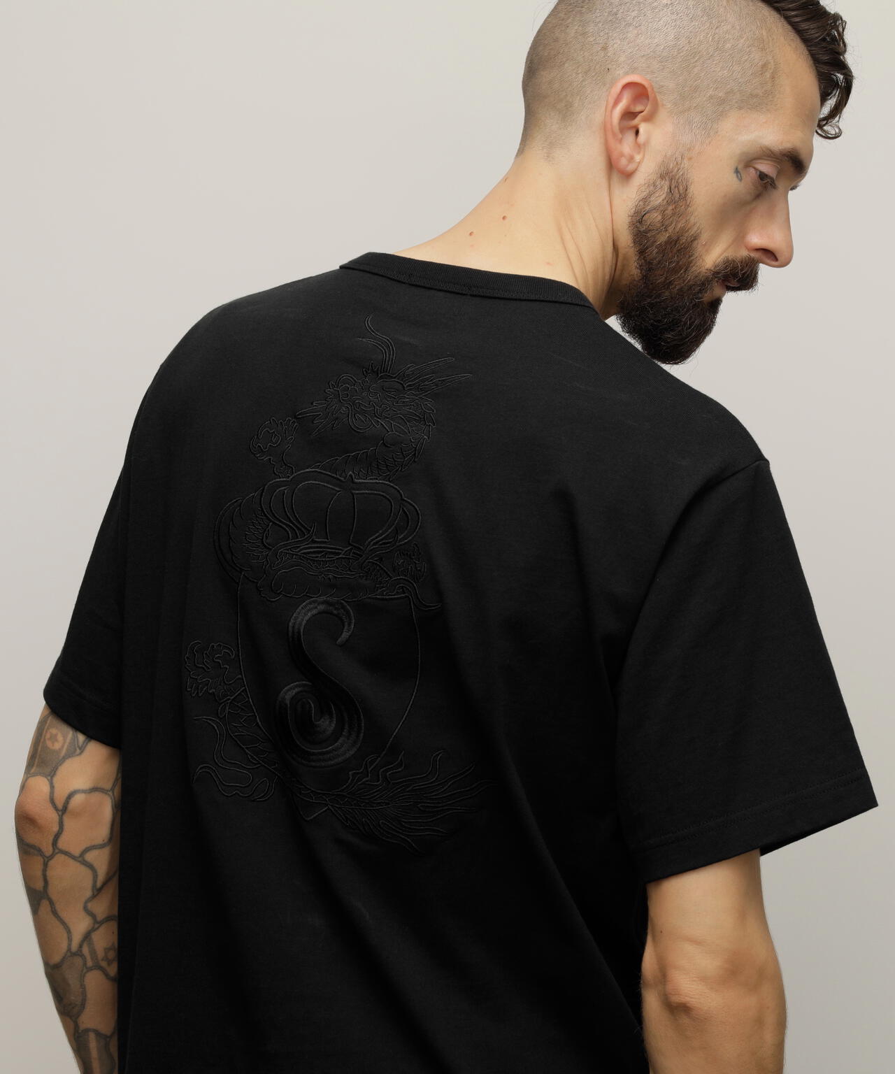 HENLEY TーSHIRT "CREST DRAGON EMB"/刺繍ヘンリーTシャツ "クレスト ドラゴン"