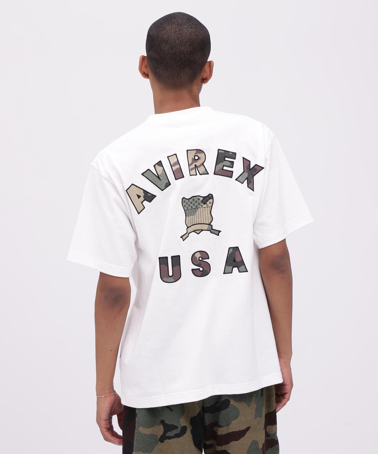 《直営店限定》VARSITY CAMO LOGO T-SHIRT / バーシティ カモ ロゴ 半袖Tシャツ / AVIREX