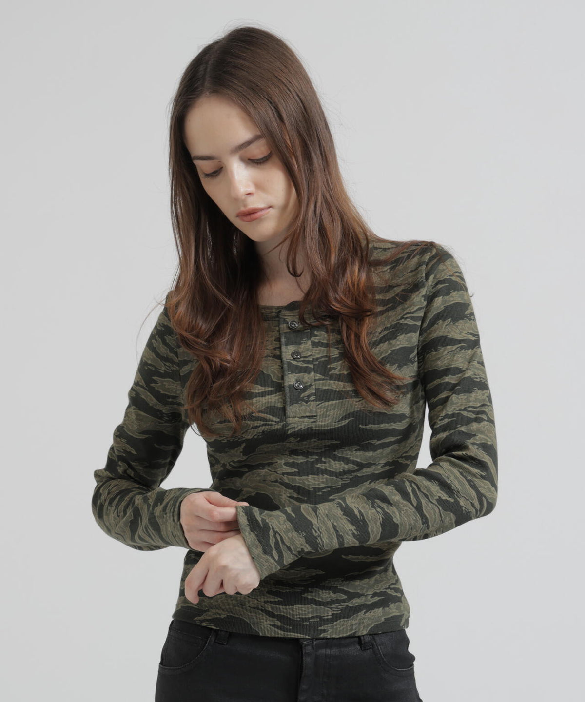 《WEB限定/DAILY/デイリー/WOMAN》RIB CAMO L/S HENLEY NECK T-SHIRT