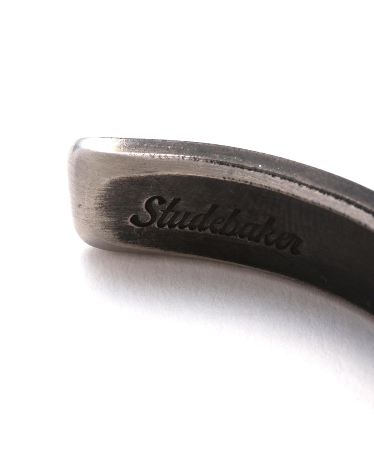 《AVIREX × STUDEBAKER METALS》THOMPSON CUFF BANGLE AR ”STAINLESS PATINA”