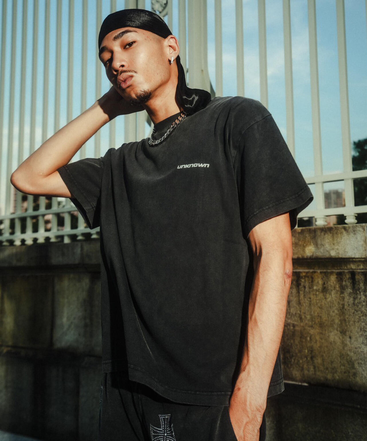UNKNOWNLONDON/アンノウンロンドン/OUTLINE CROSS RHINESTONE T