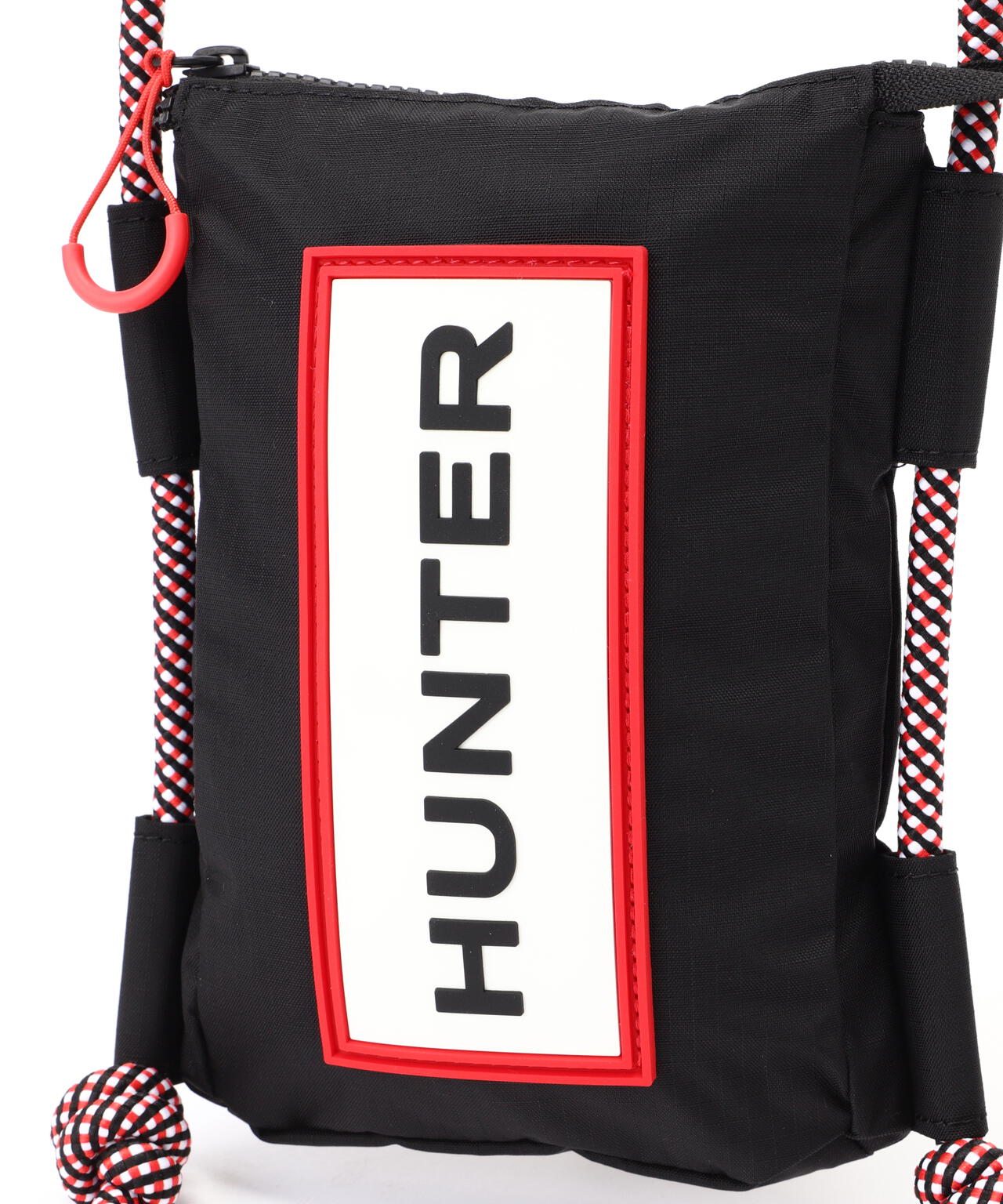HUNTER(ハンター)トラベル リップストップ リサイクル ナイロン フォンポーチ - ブラック/レッド ボックス ロゴ
