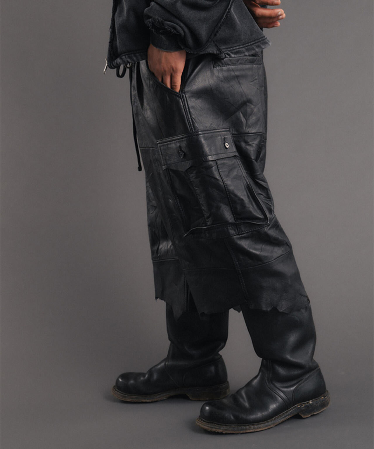 FR(13)NDS/フレンズ/REPRO-LEATHER CARGO SHORTS