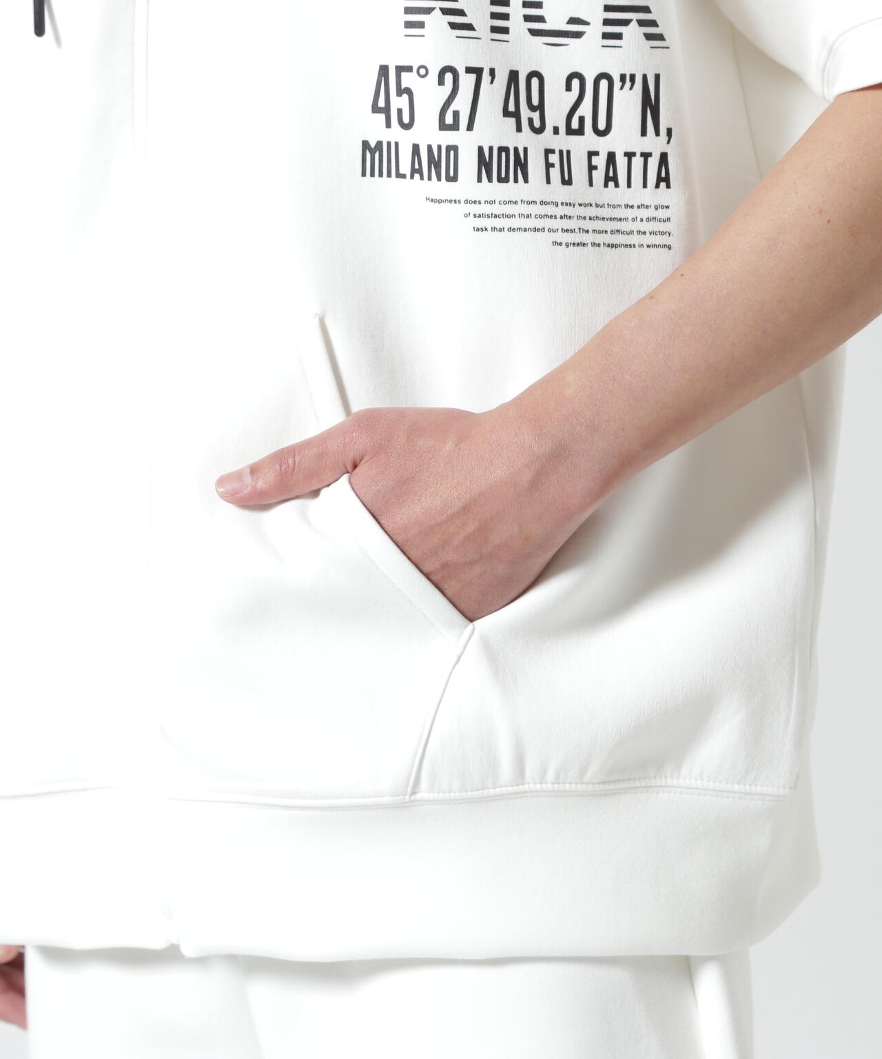 Height 178 Chest 92 Waist 76 hips 95 Shoes 27.0 着用サイズ:L