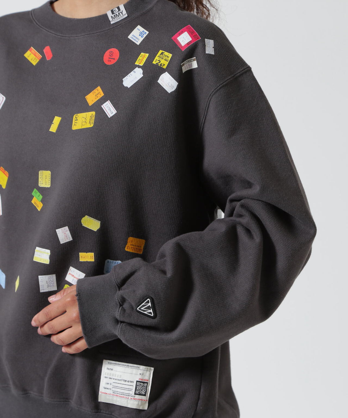 Maison MIHARAYASUHIRO/メゾン ミハラヤスヒロ/PRICE TAG STICKER PRINTED SWEATSHIRT