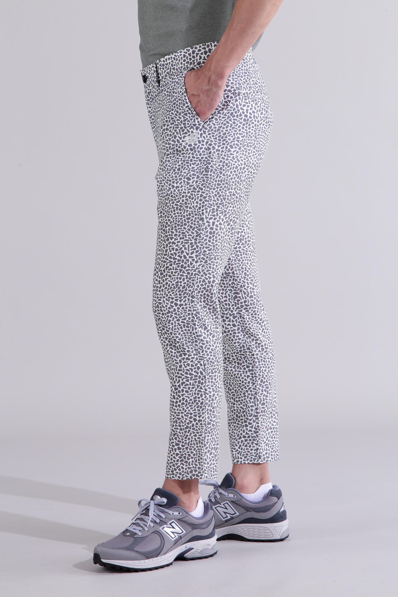 【直営店舗限定】テーパード クロップド パンツ (MENS)