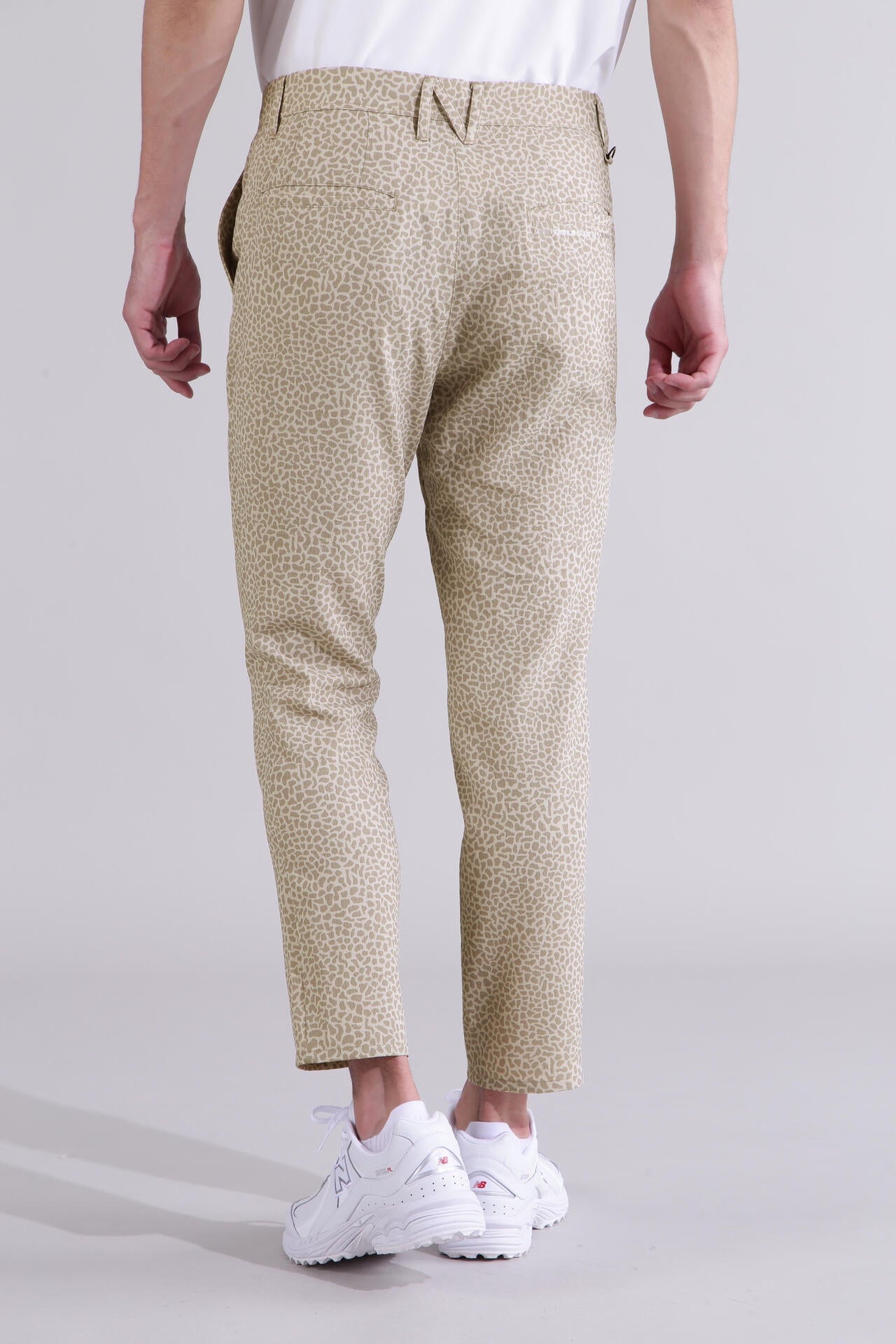 【直営店舗限定】テーパード クロップド パンツ (MENS)