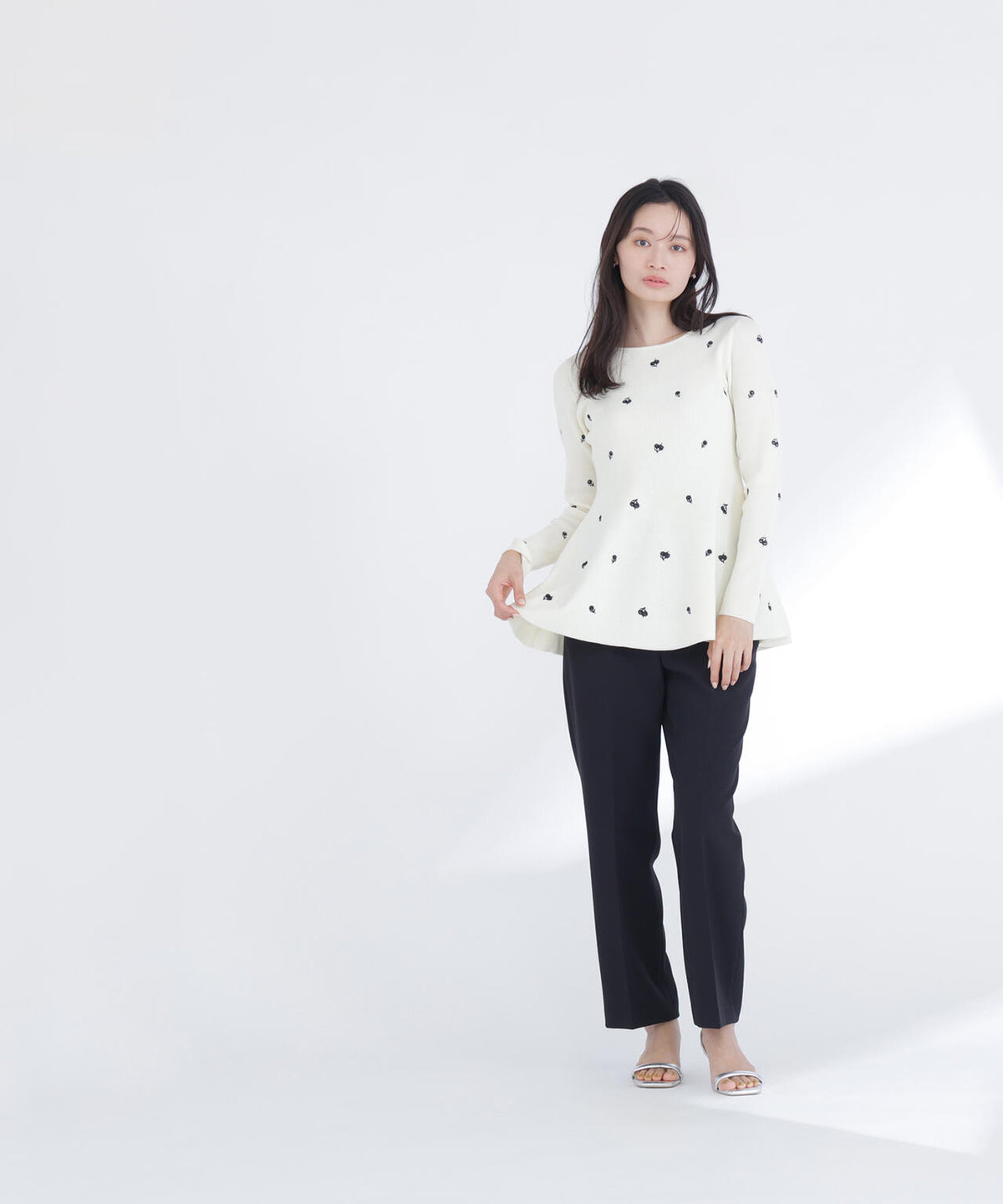 ＜一部店舗・aokivio.live 限定カラー：ネイビーベース2＞刺繍ペプラムニット