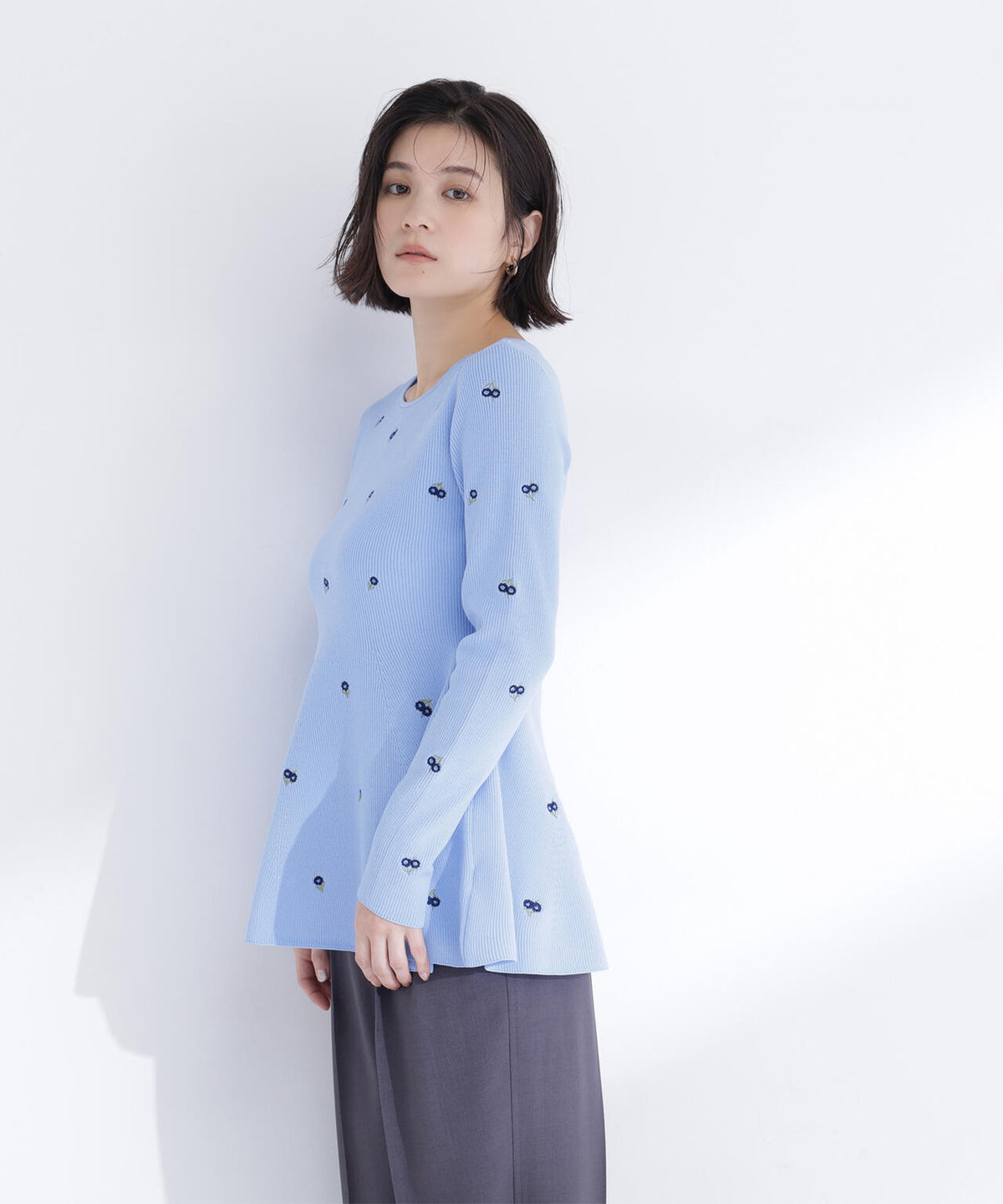 ＜一部店舗・aokivio.live 限定カラー：ネイビーベース2＞刺繍ペプラムニット