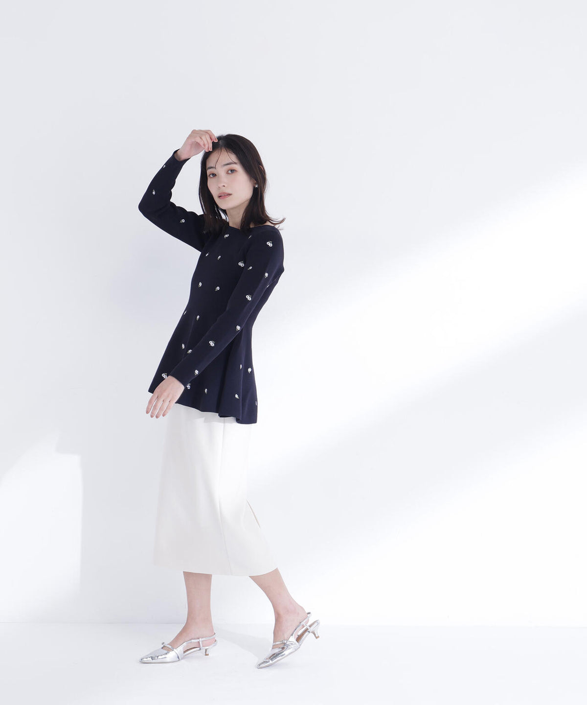 ＜一部店舗・aokivio.live 限定カラー：ネイビーベース2＞刺繍ペプラムニット