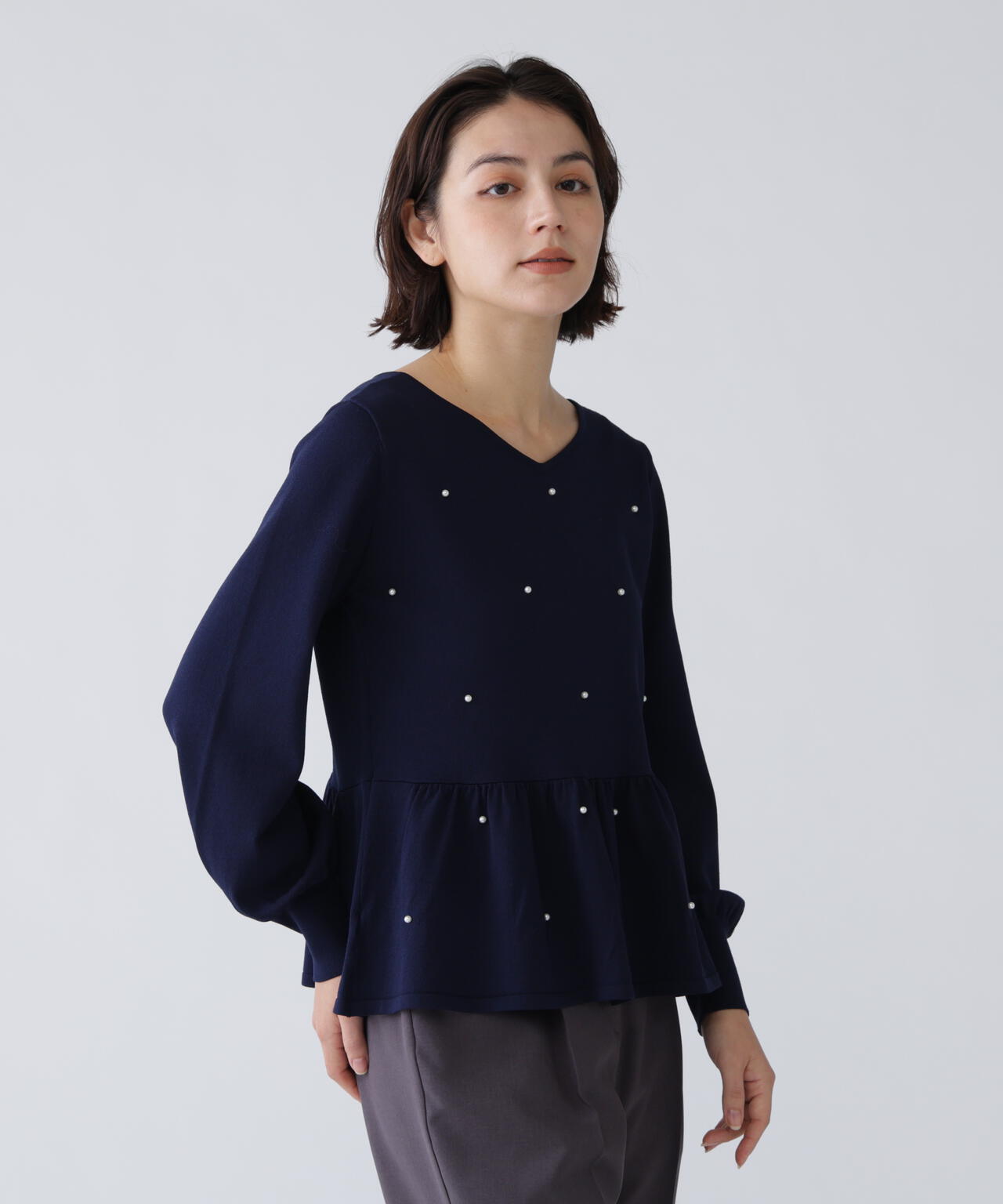 前後で着られるパール付きペプラムニット