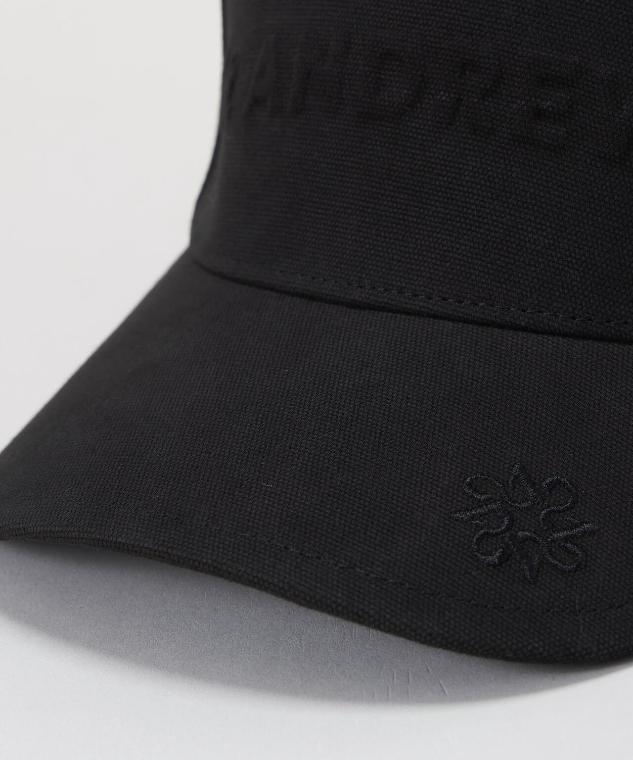 ロゴエンボスキャップ (UNISEX)