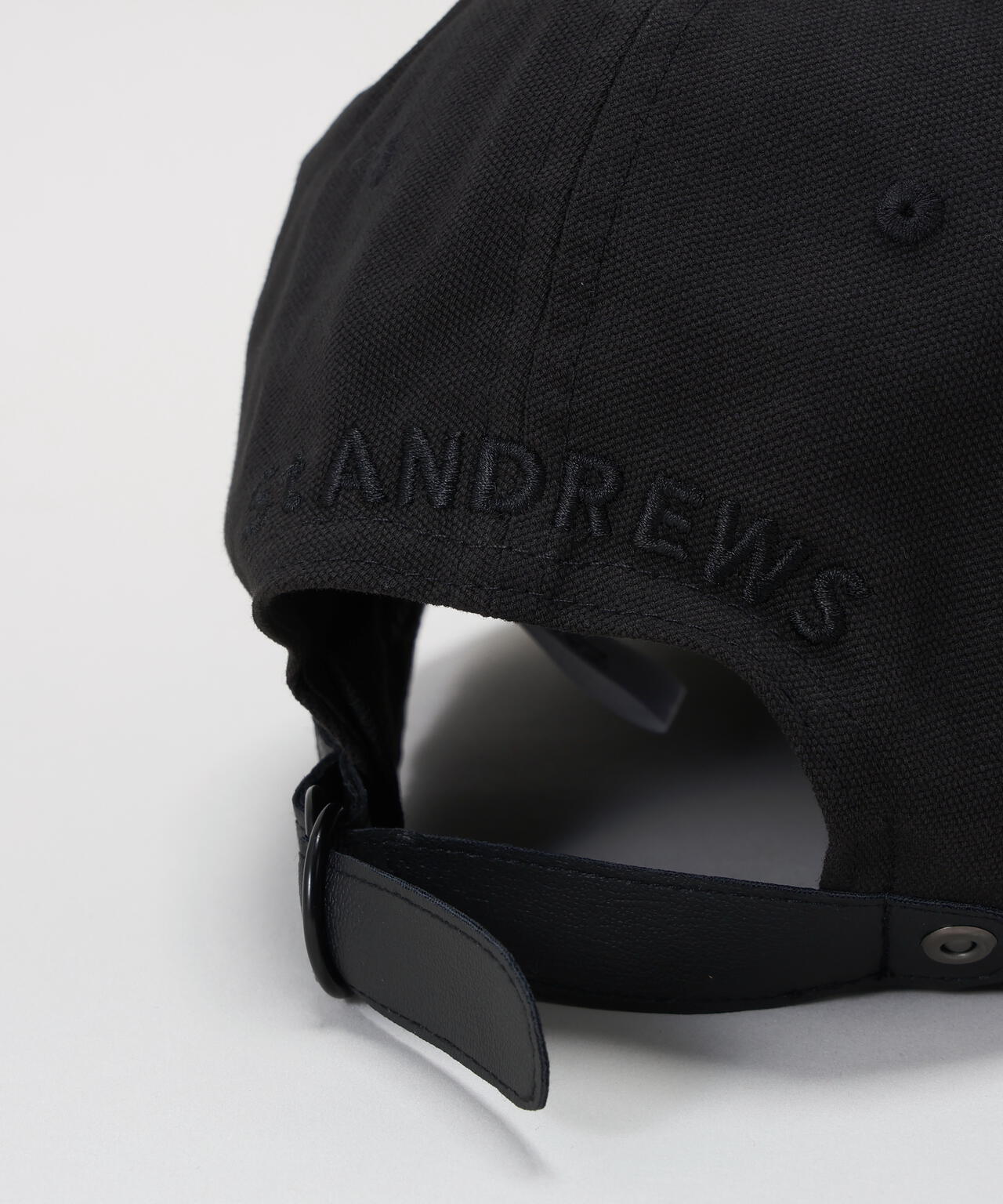 ロゴエンボスキャップ (UNISEX)