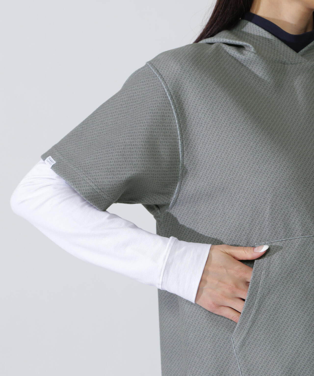 ストレッチフリース半袖フーディプルオーバー ＜ロゴ総柄＞