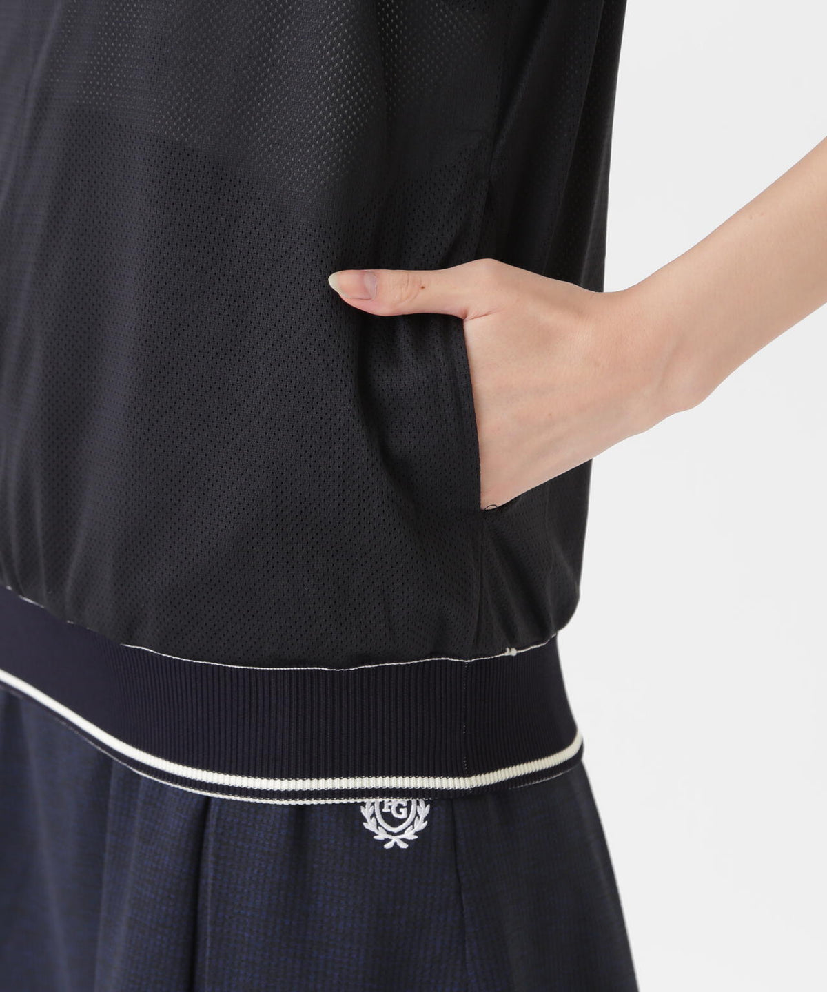 リバーシブルVネックニットベスト ＜エンブレム総柄＞ (WOMENS)