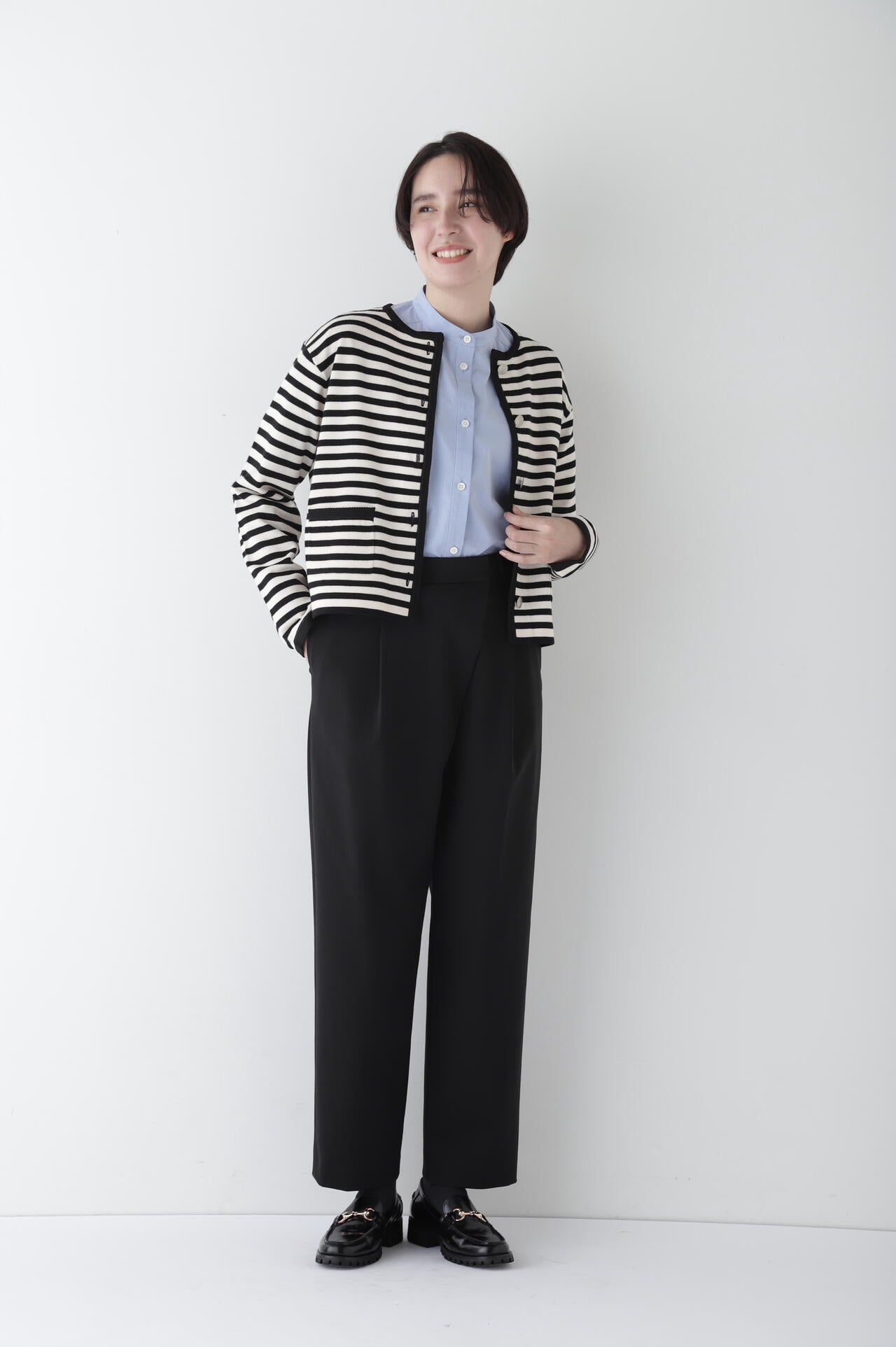 ストレッチポンチタックテーパードパンツ