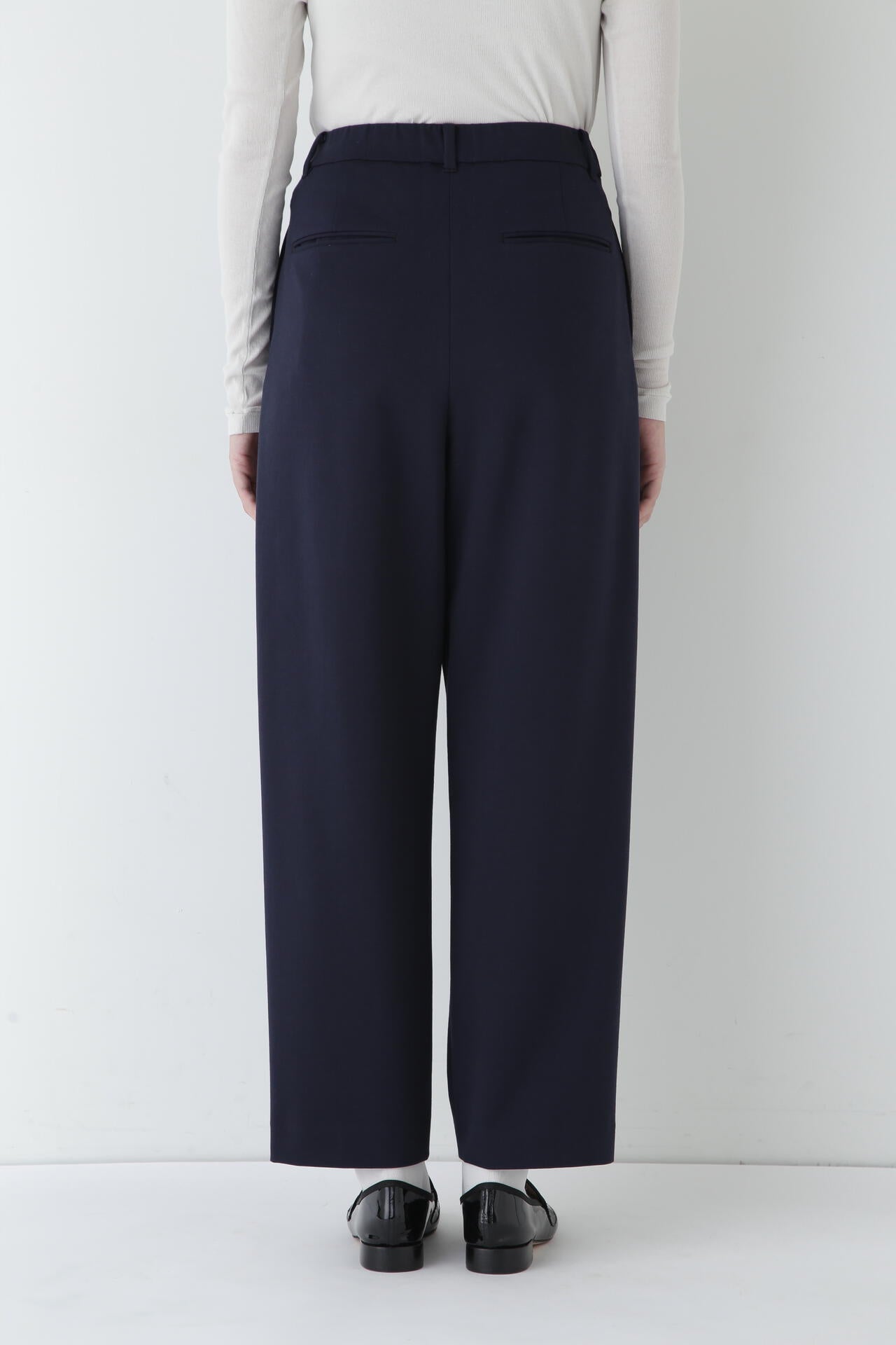 ストレッチポンチタックテーパードパンツ