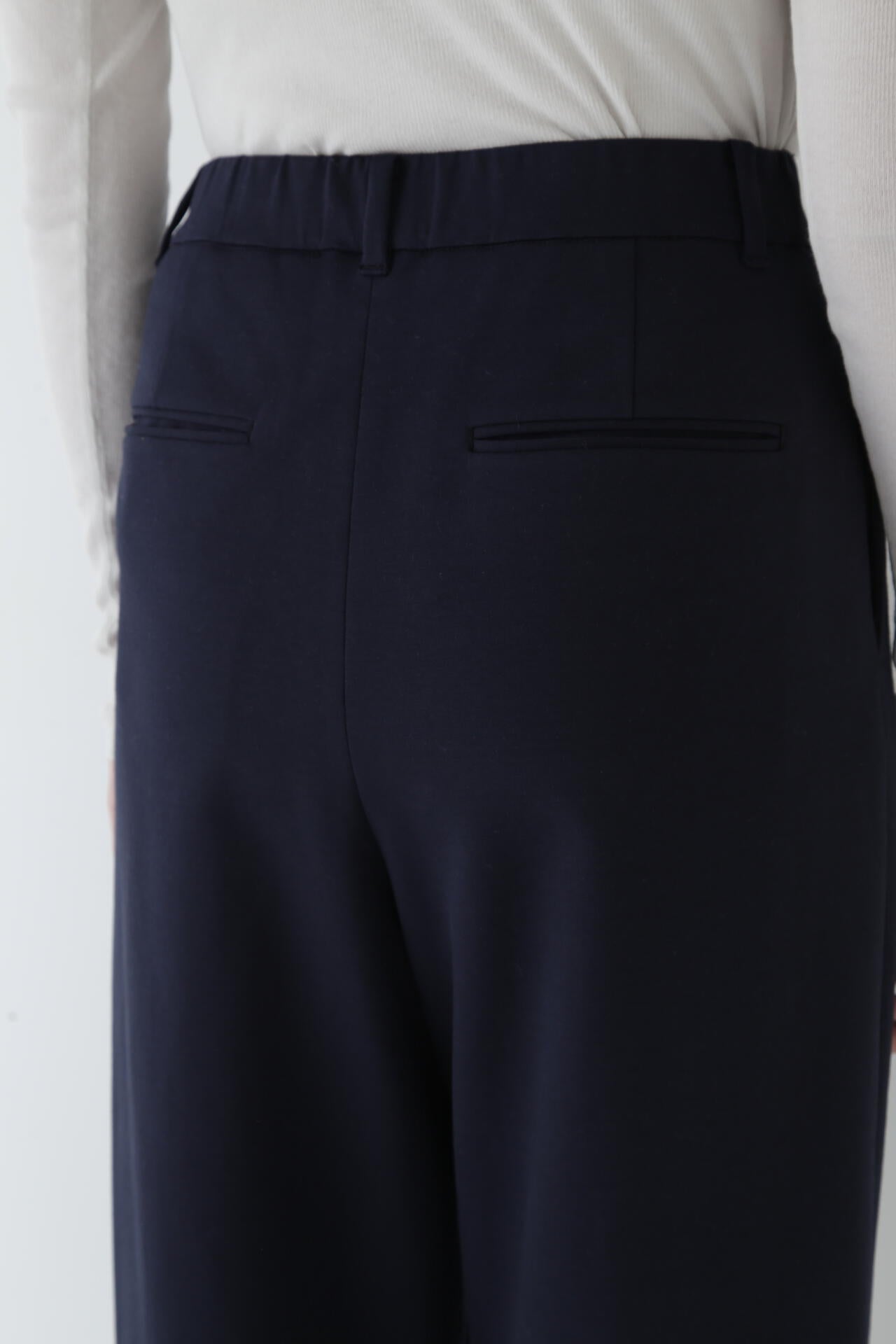ストレッチポンチタックテーパードパンツ