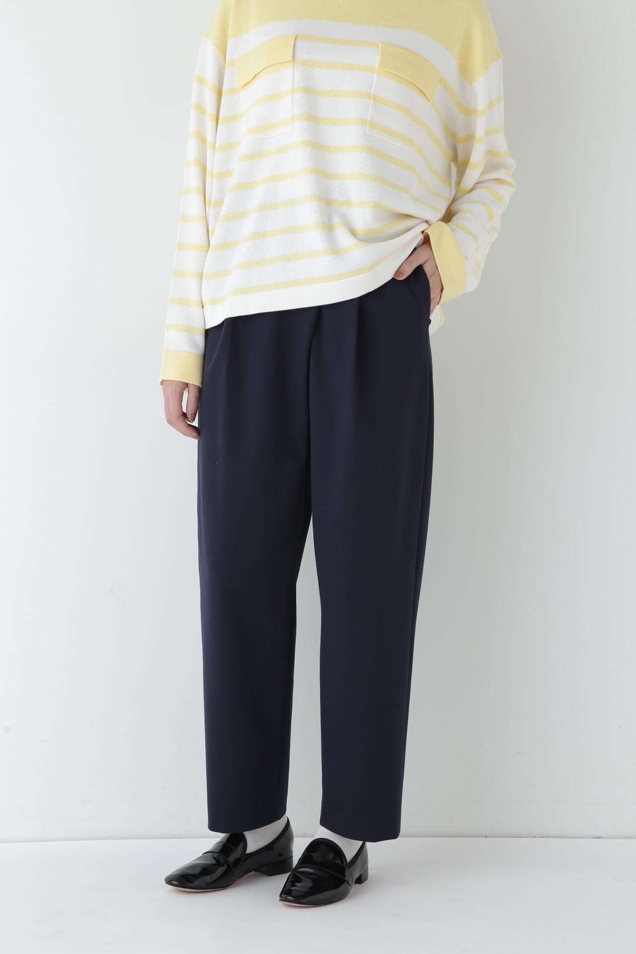 ストレッチポンチタックテーパードパンツ