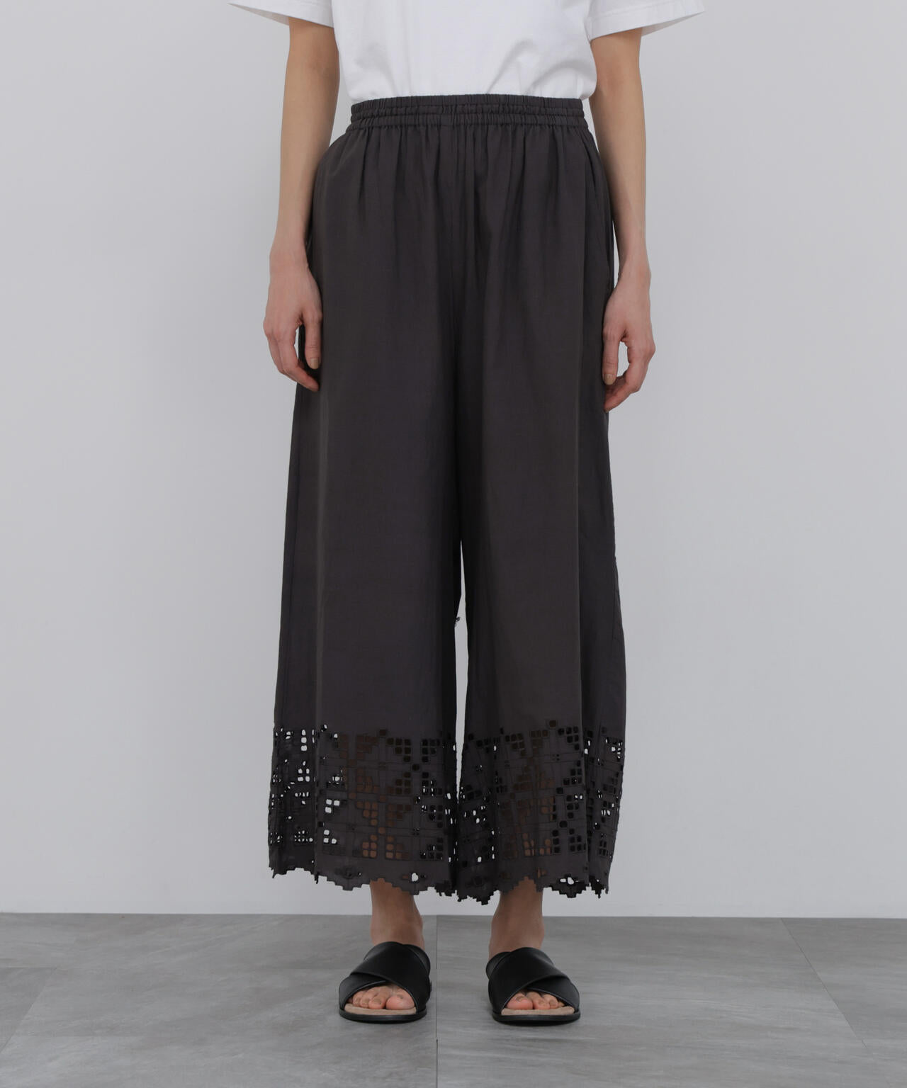 165cm/B:77cm/W:57cm/H:79cm 着用サイズ：M