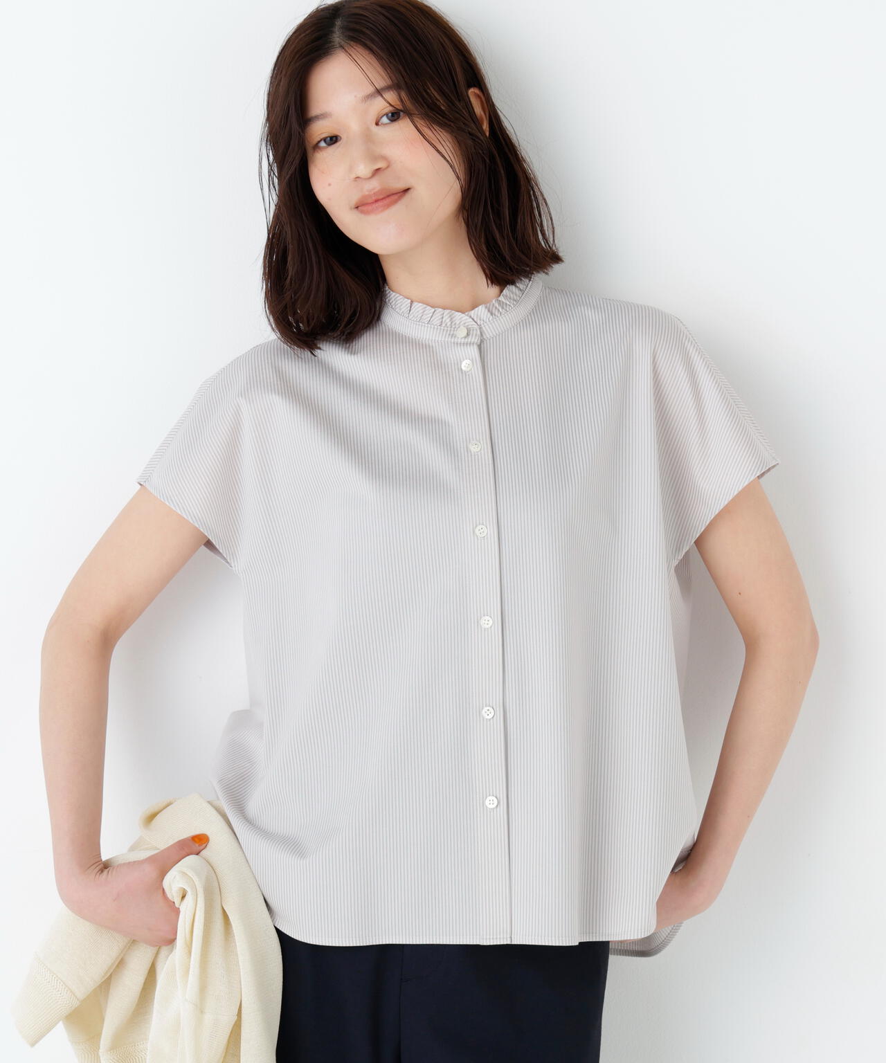 《大人気追加入荷！ / 洗える》ライトカットソースタンドフリルブラウス